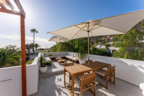Villa with stunning views and a solarium in Arona